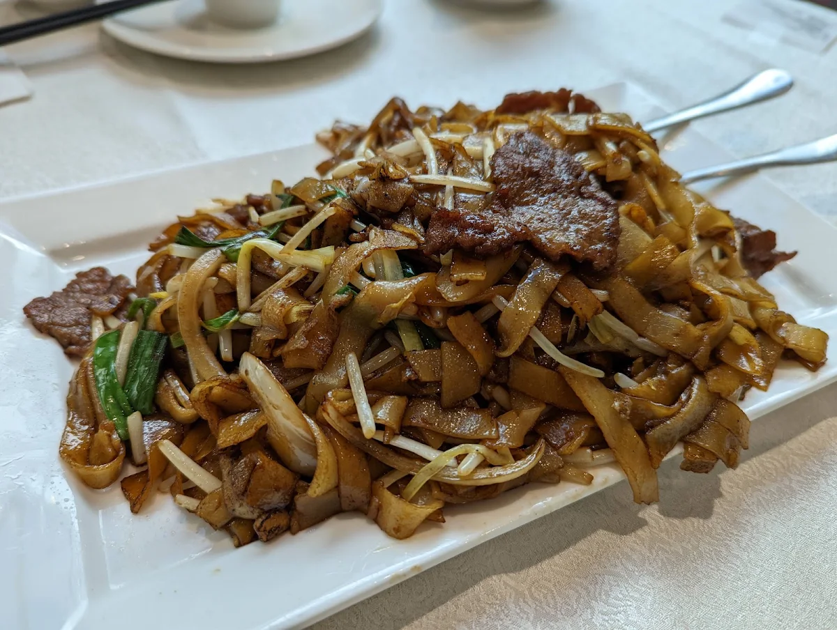 Fried Noodle with Beef Bean Sprout 干炒牛河